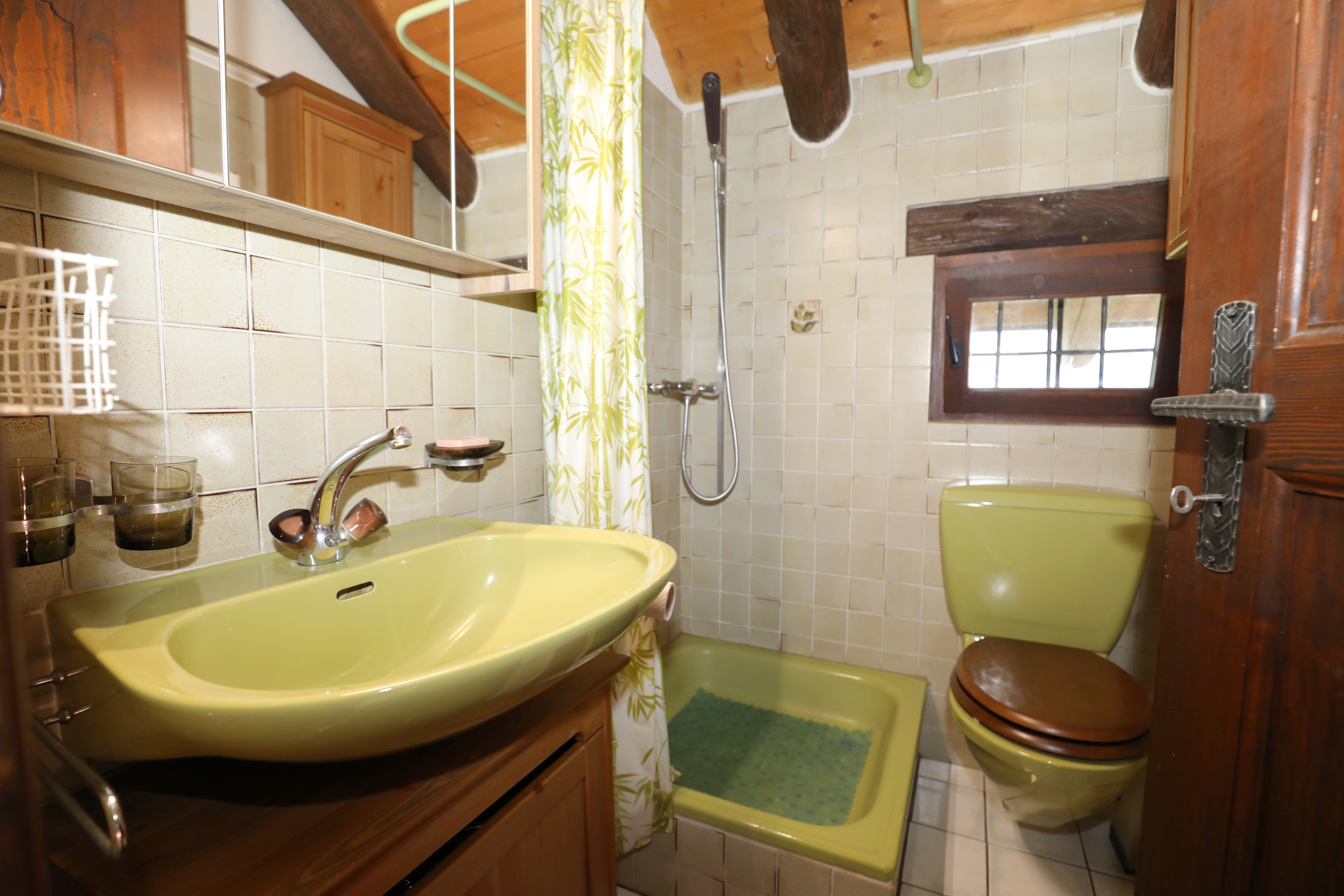 Kleines Retro-Badezimmer mit gelben Sanitärobjekten