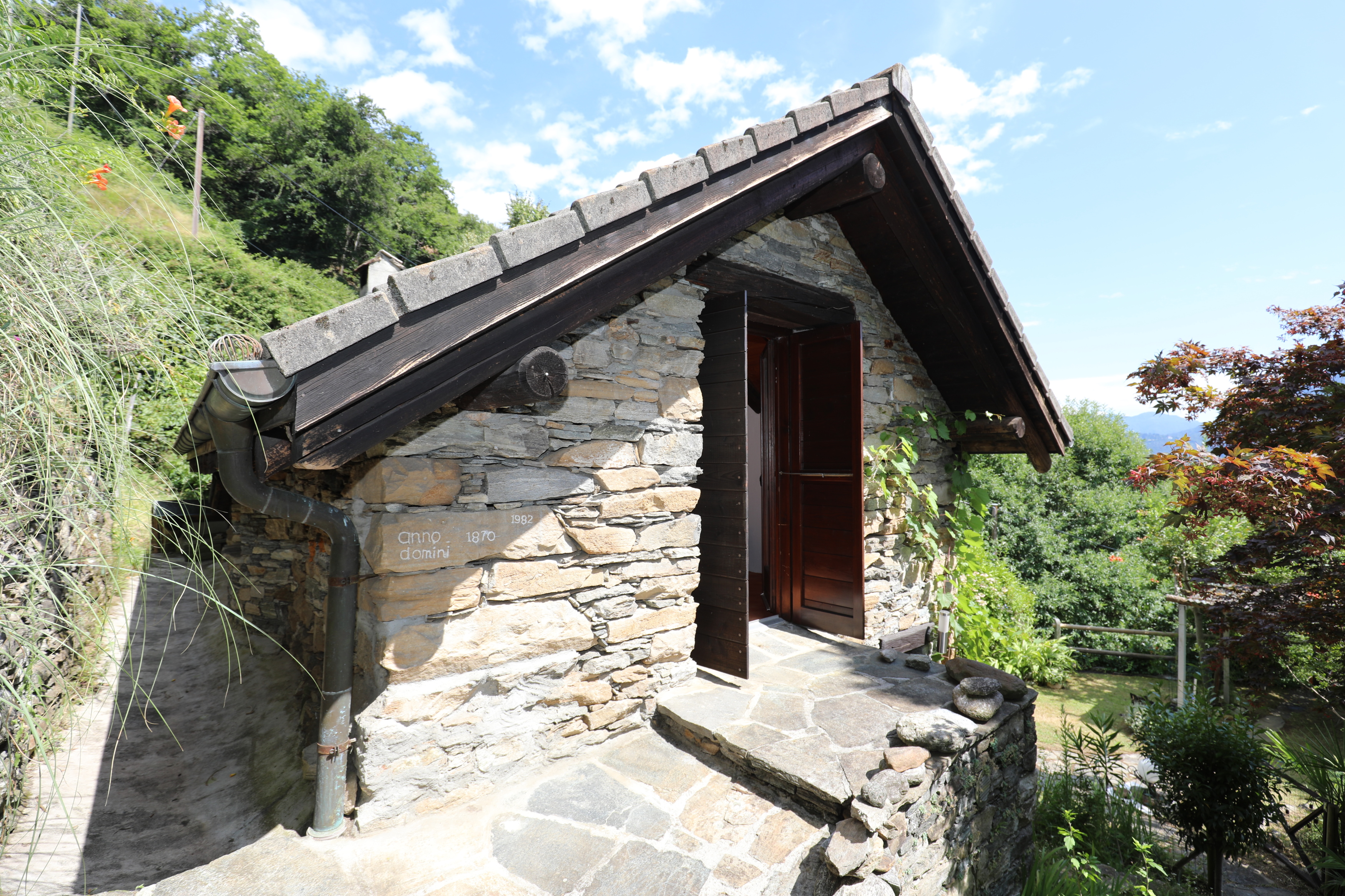 Steinhaus mit Satteldach in Hanglage