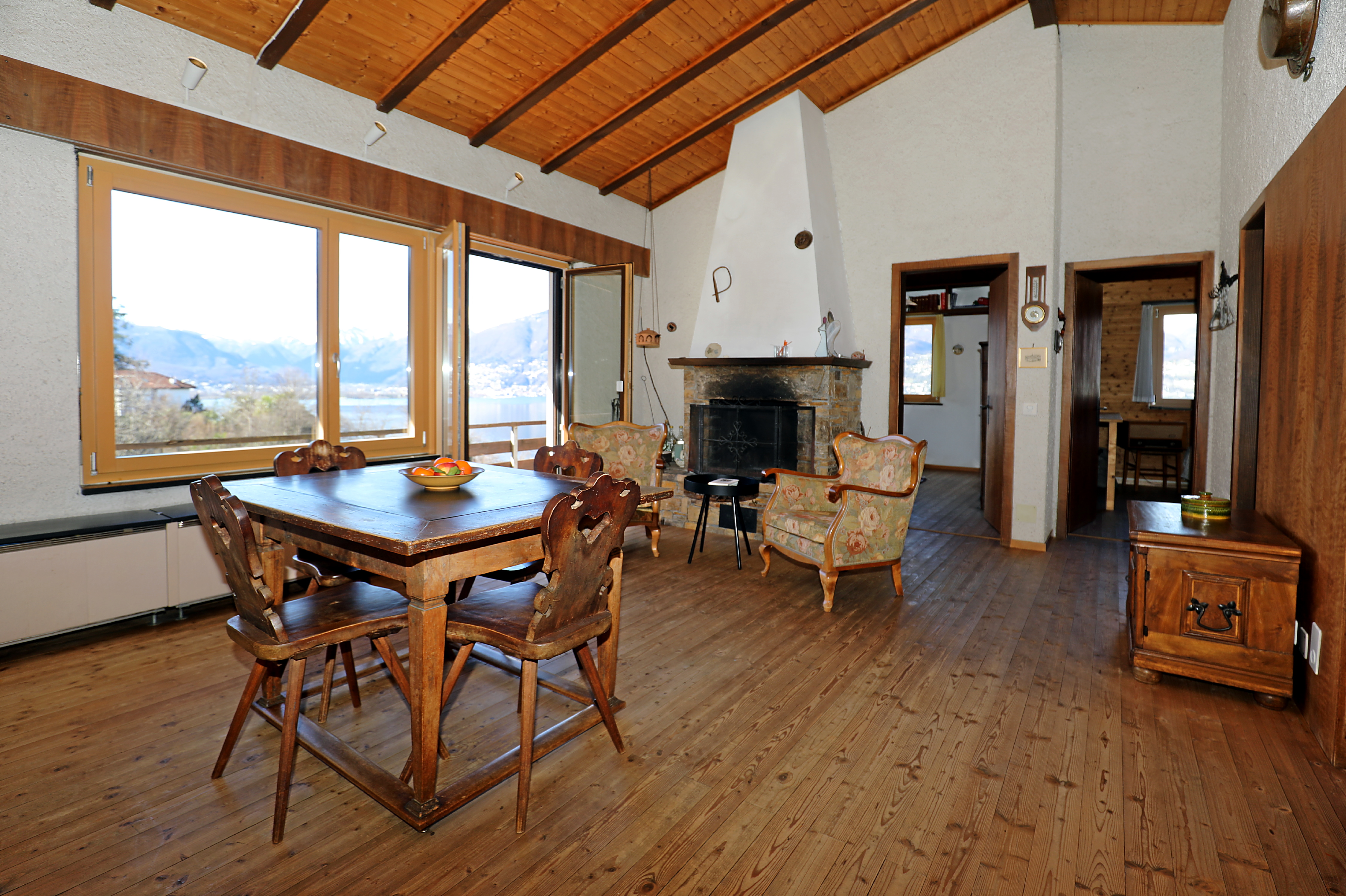 Wohn- und Essbereich mit Kamin und Bergblick