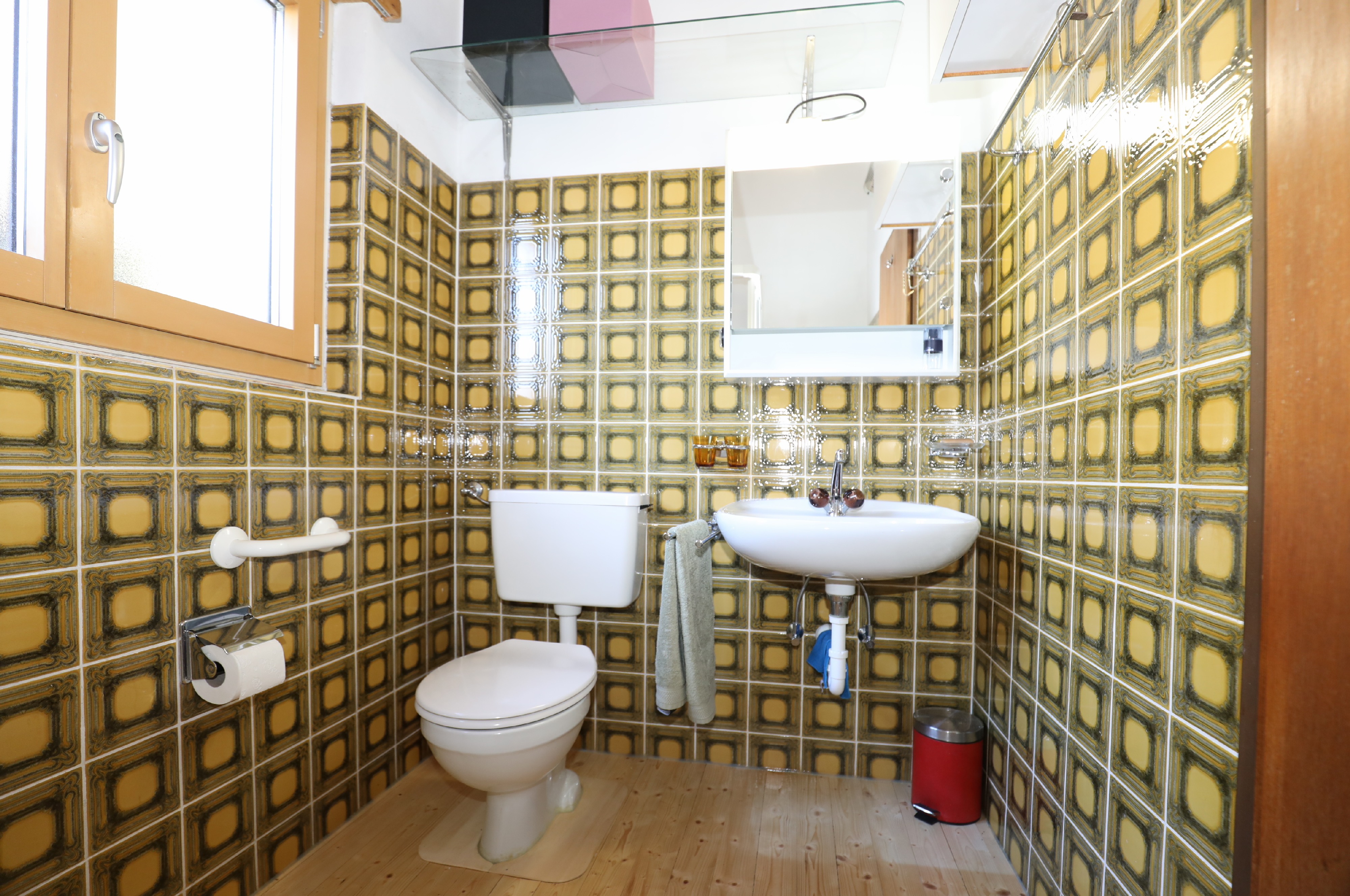 Kleines Retro-Badezimmer mit WC und Waschbecken