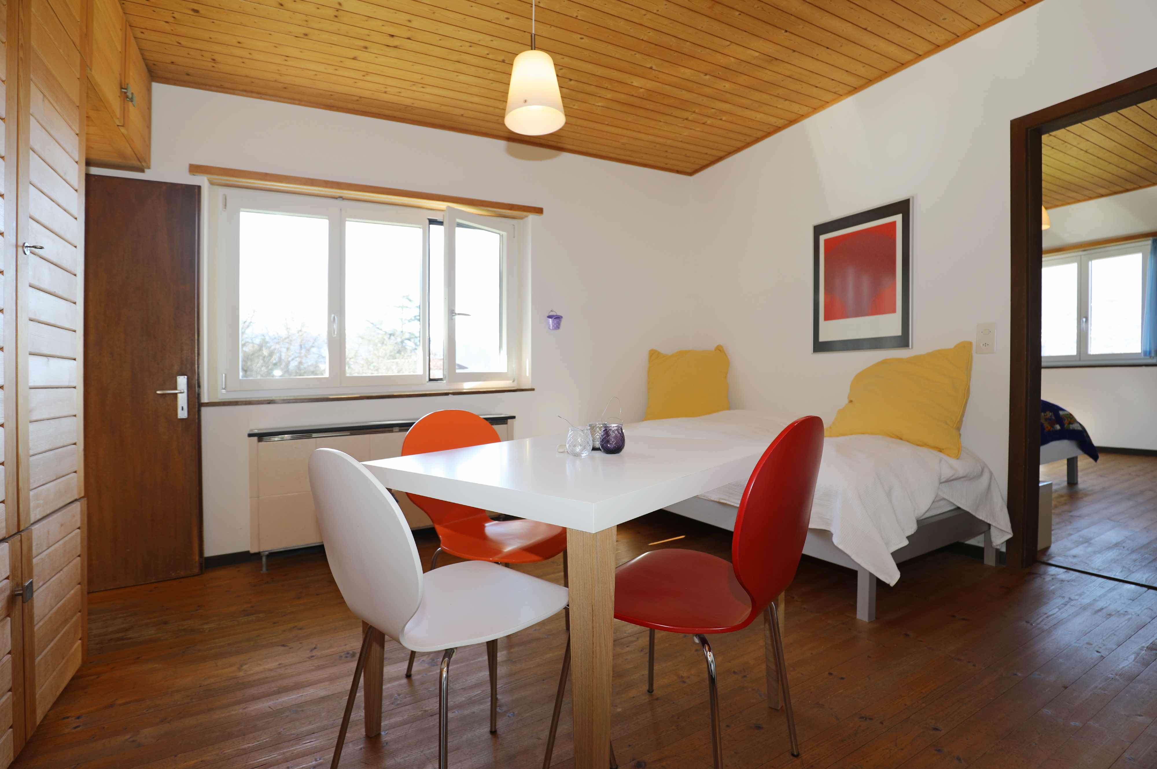Helles Schlafzimmer mit Holzdecke
