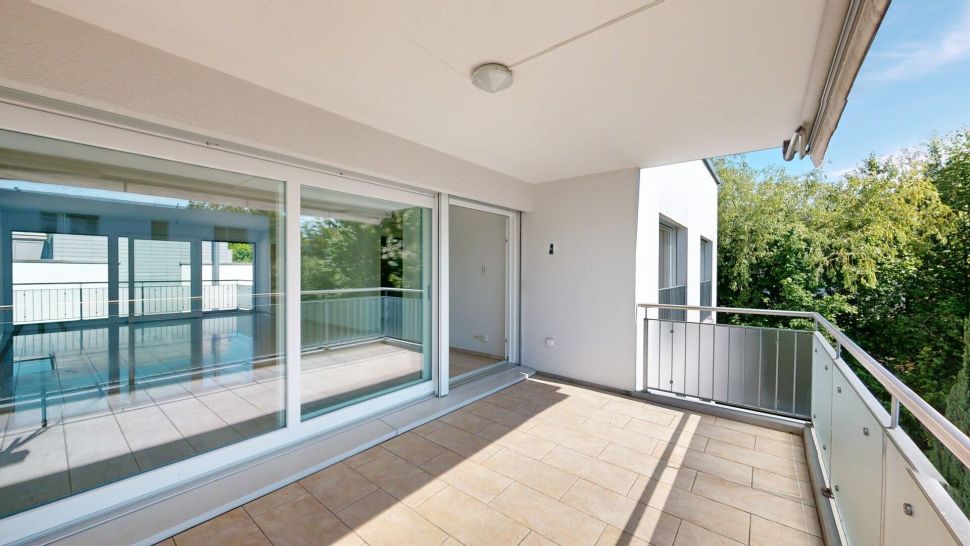 Balkon mit großer Glasfront
