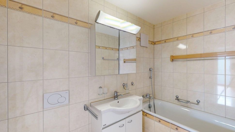 Badezimmer mit Badewanne und Waschtisch