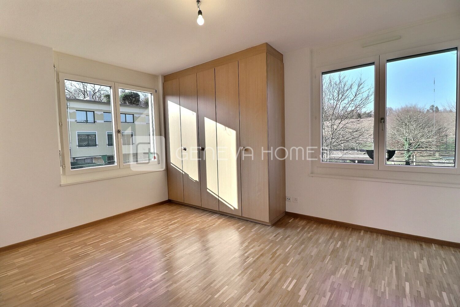 Helles Schlafzimmer mit Einbauschrank