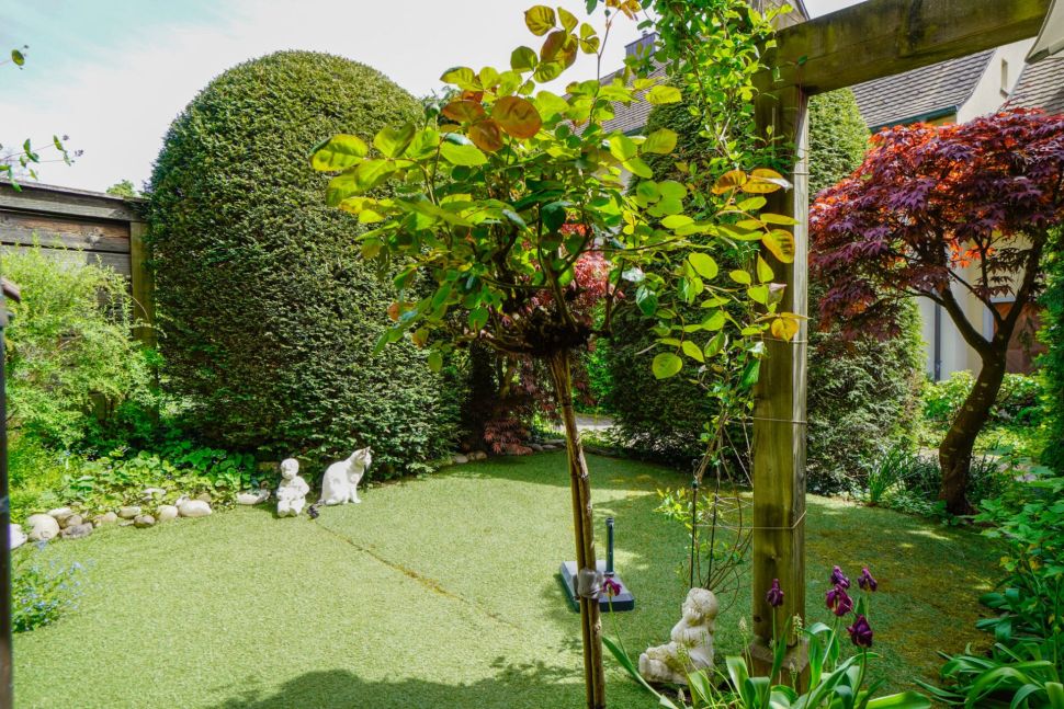 Gepflegter Garten mit kunstvoller Bepflanzung