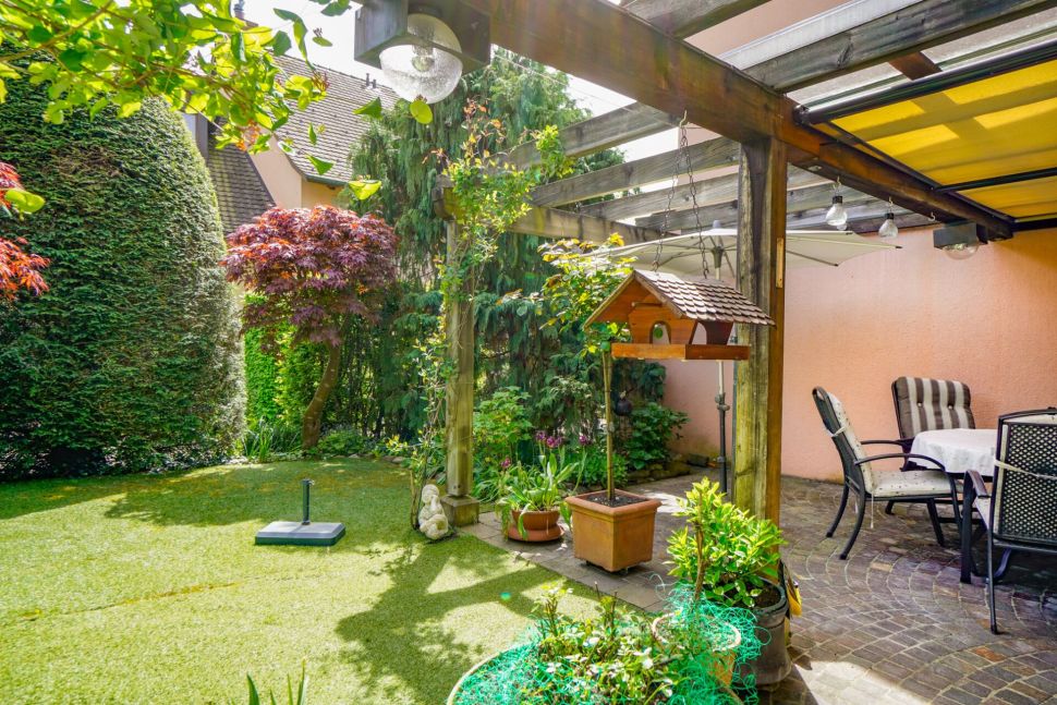 Überdachte Terrasse mit Gartenlounge