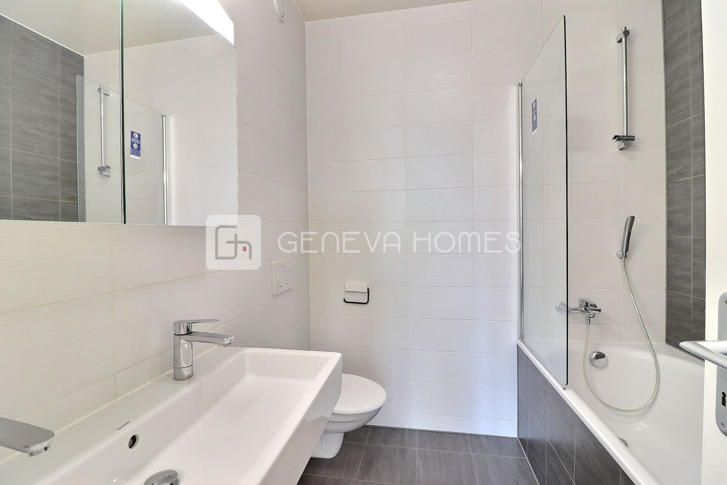 Modernes Badezimmer mit Badewanne und Dusche
