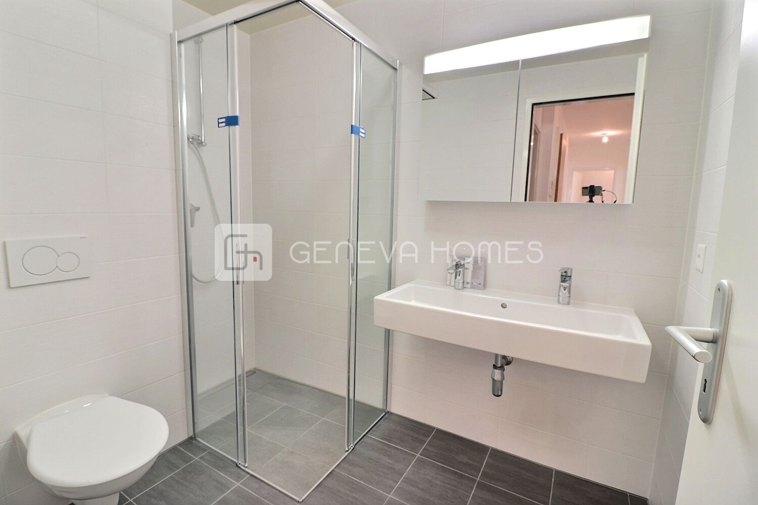 Modernes Duschbad mit Waschtisch und WC