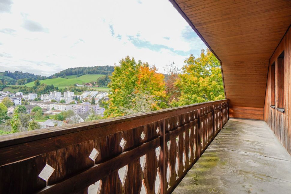 Holzbalkon mit Alpenblick