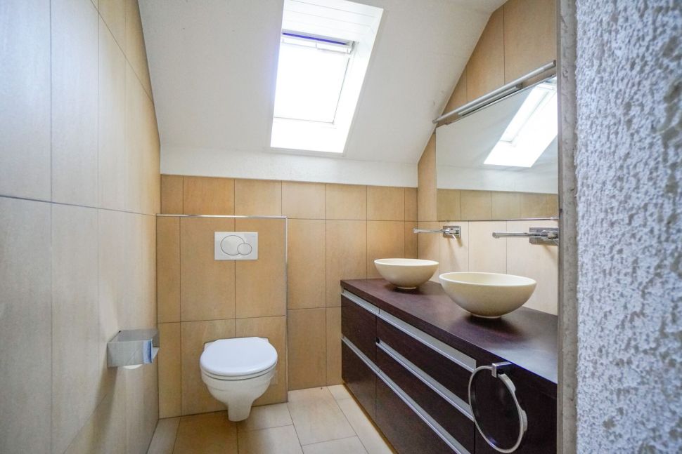 Modernes Gäste-WC mit Dachfenster