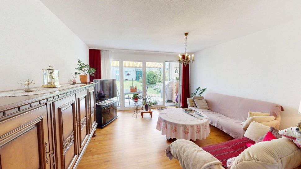 Helles Wohnzimmer mit Terrassentür