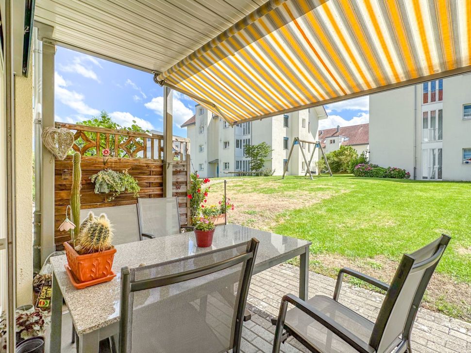 Überdachte Terrasse mit Gartenblick