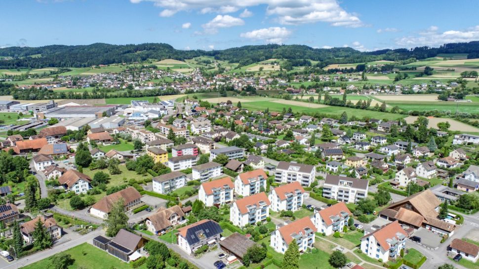 Luftaufnahme eines Wohngebiets mit ländlicher Umgebung