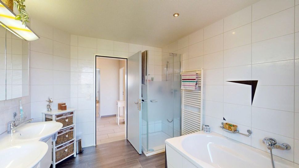 Helles Badezimmer mit Badewanne und Dusche