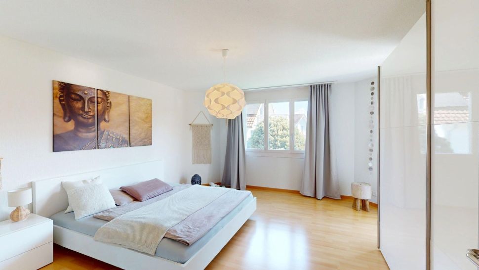 Helles Schlafzimmer mit modernem, schlichtem Ambiente
