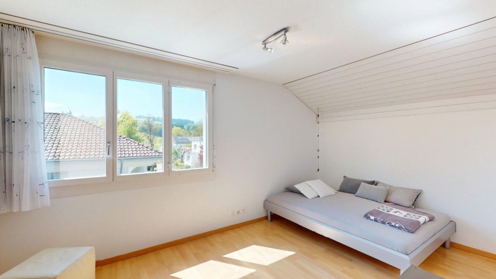 Helles Schlafzimmer unter Dachschräge