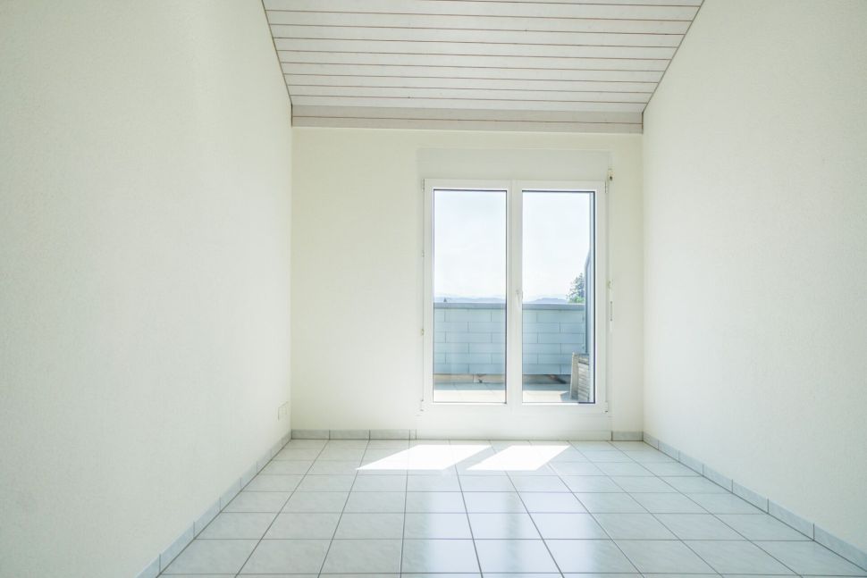 Leerer, heller Raum mit Balkon- oder Terrassentür