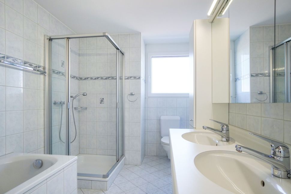 Helles Badezimmer mit Dusche, Wanne und Doppelwaschtisch