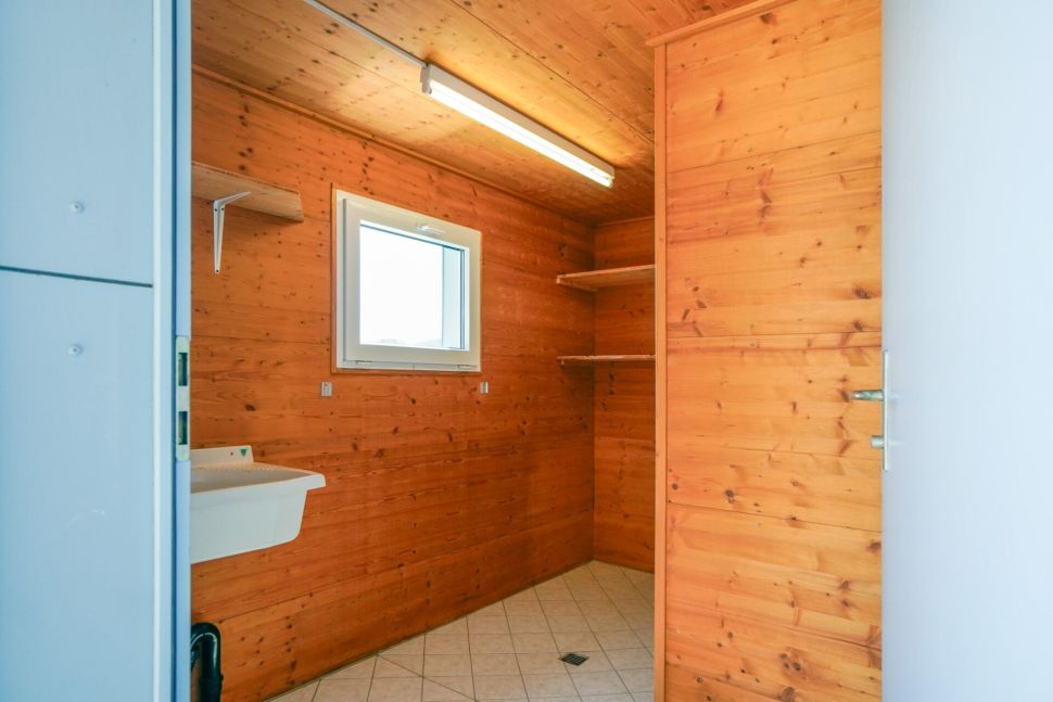 Holzverkleideter Hauswirtschafts- oder Abstellraum