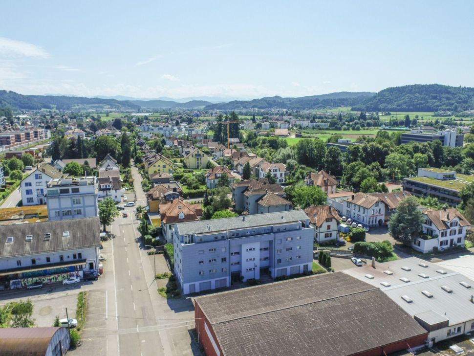 Luftaufnahme einer Wohngegend mit Blick ins Tal