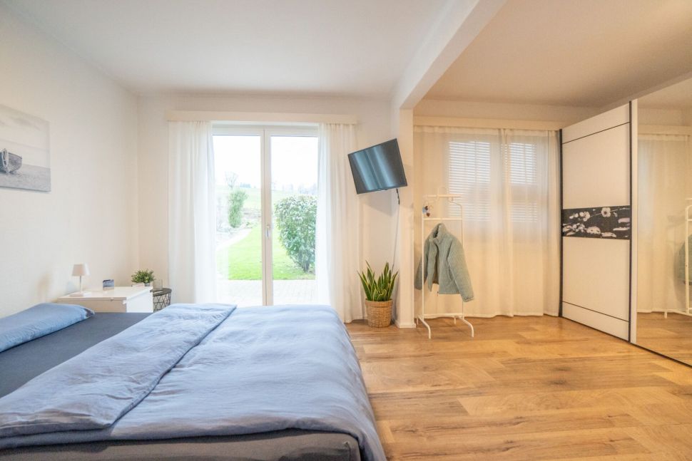 Helles Schlafzimmer mit Balkonblick
