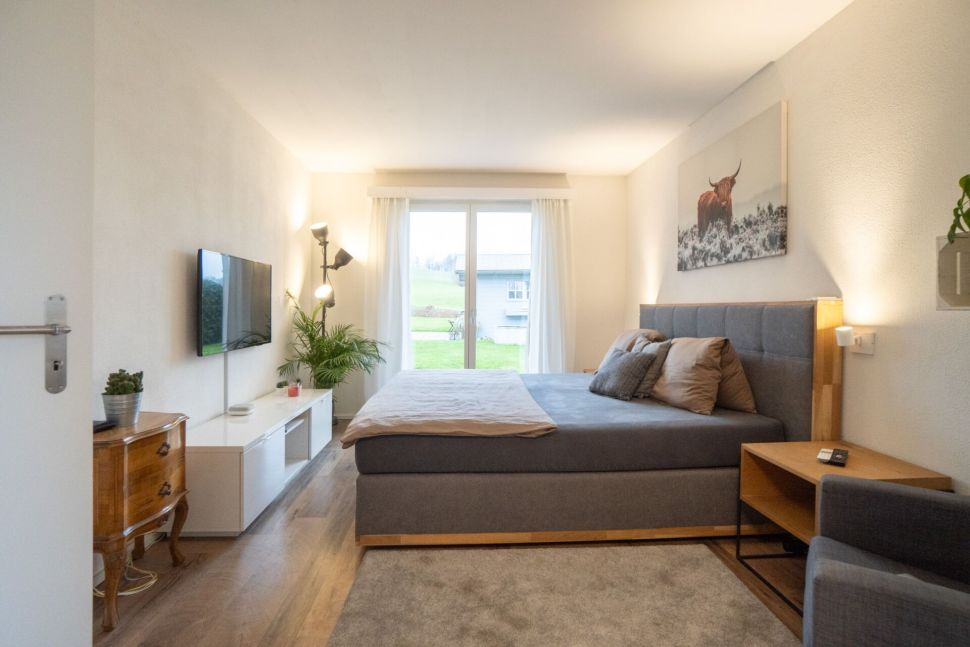 Modernes Schlafzimmer mit Tageslicht