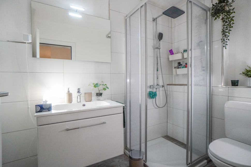 Modernes Badezimmer mit Dusche und Waschtisch