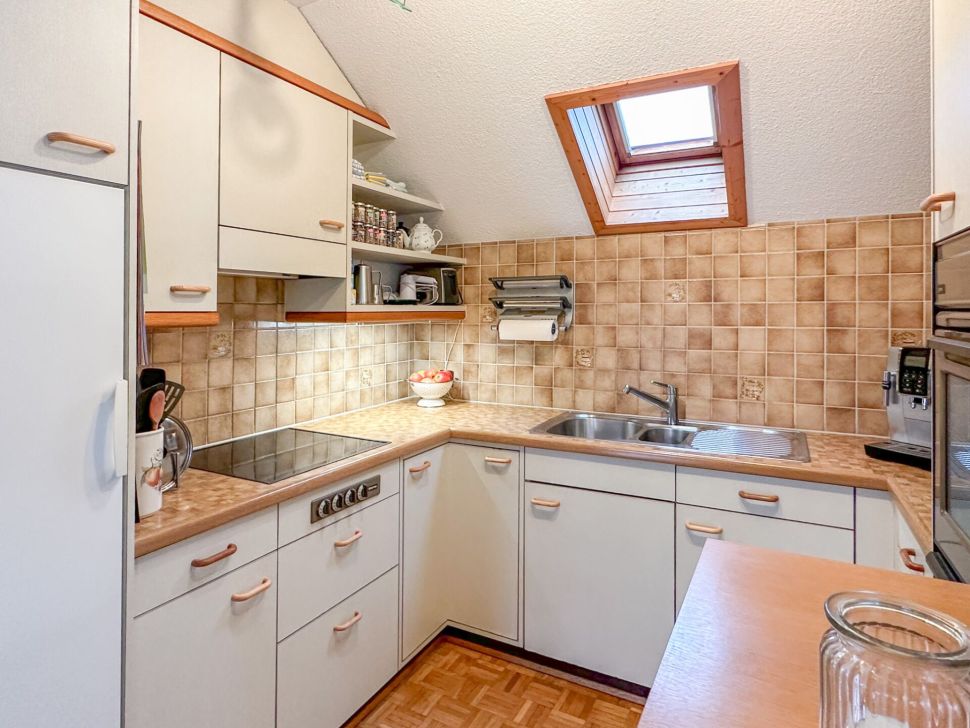 Kompakte Küche mit Dachfenster