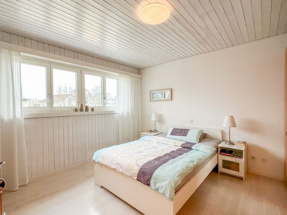 Helles Schlafzimmer mit Einzelbett