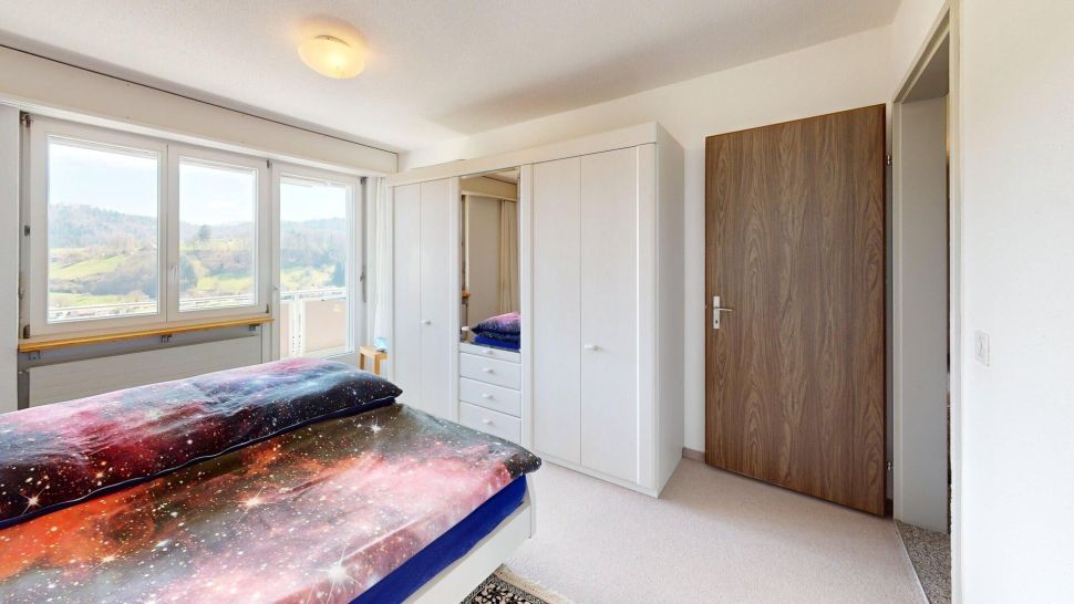 Schlafzimmer mit Doppelbett und Kleiderschrank