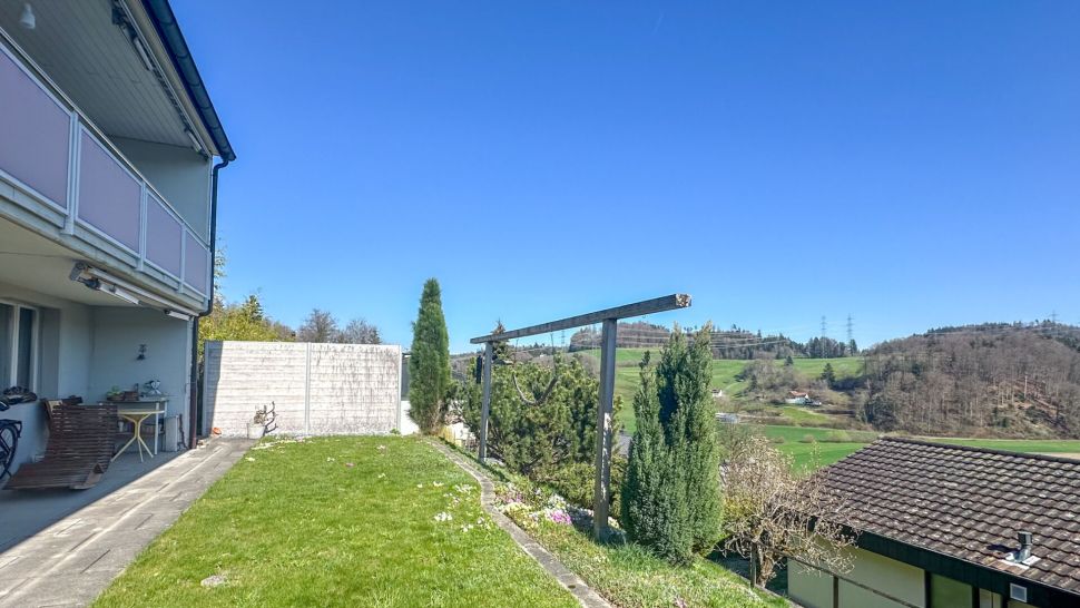 Blick vom Garten und Balkon ins Tal