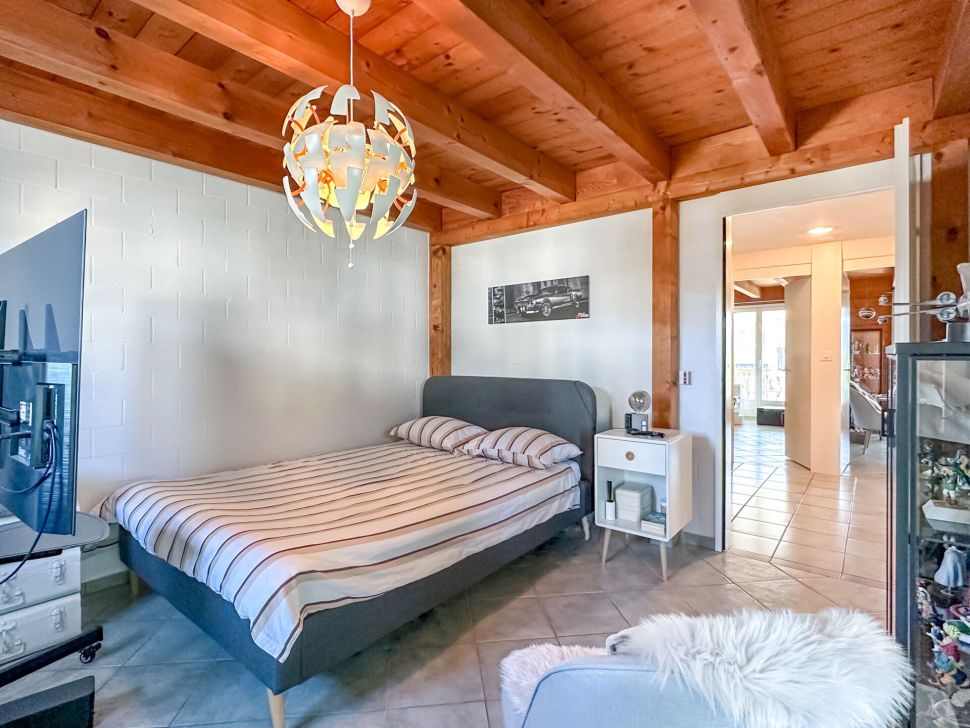 Schlafzimmer mit Holzbalkendecke