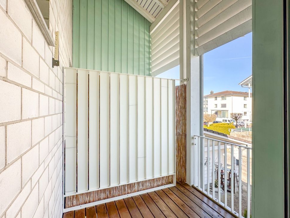 Kleiner Balkon mit Blick ins Wohnumfeld