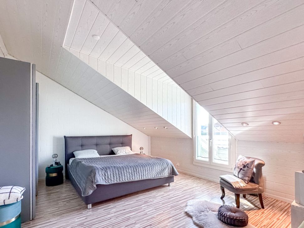 Dachgeschoss-Schlafzimmer mit schräger Decke