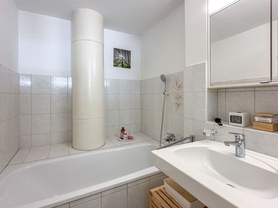 Badezimmer mit Wanne und Waschbecken