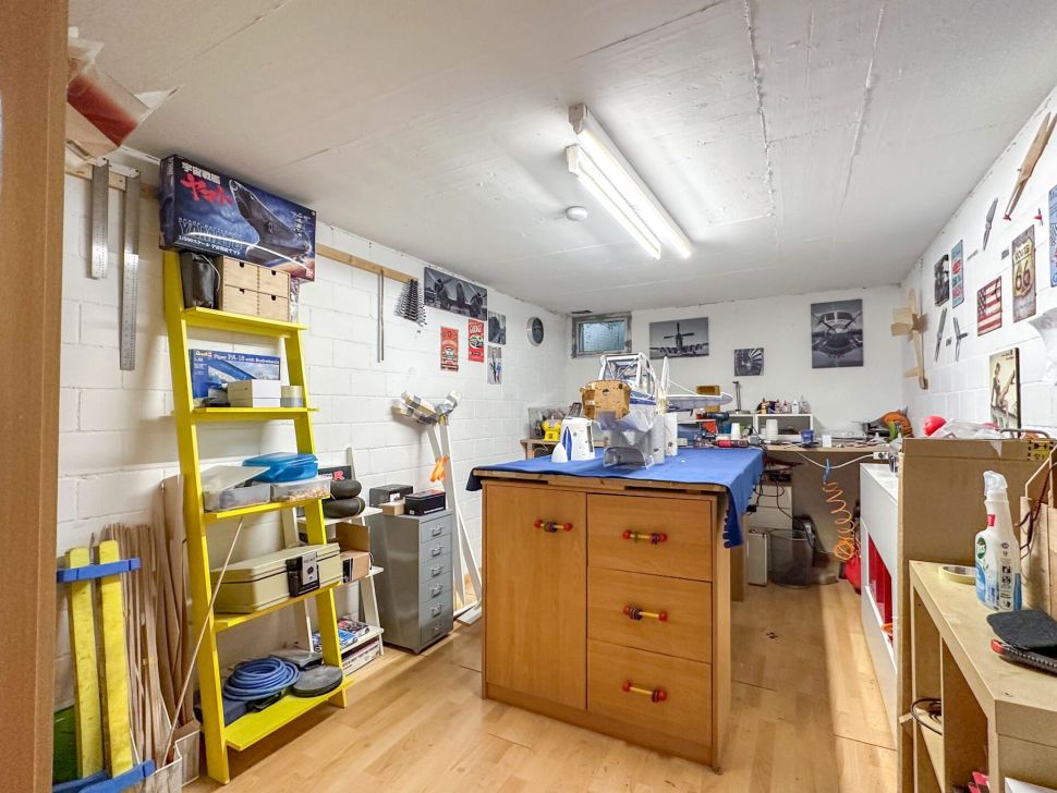 Werkstatt-/Hobbyraum mit Arbeitstisch