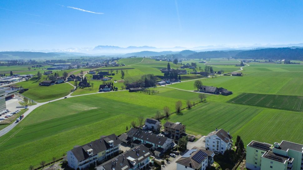 Luftaufnahme über ländliche Wohn- und Agrarlandschaft