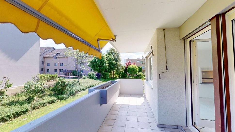 Überdachter Balkon mit Markise