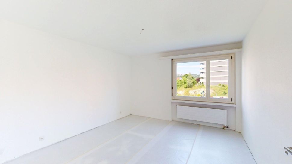 Heller leerer Raum mit Fenster