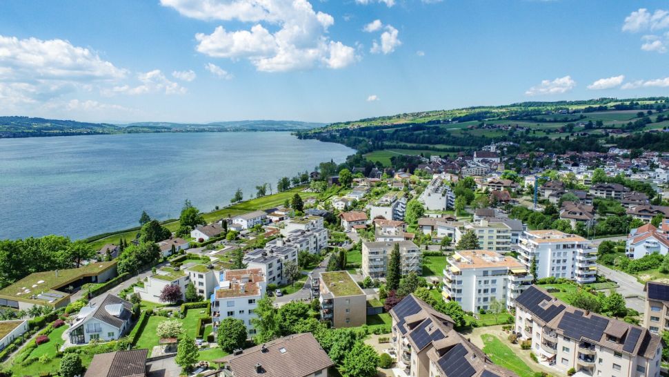 Luftaufnahme einer Wohnsiedlung am See