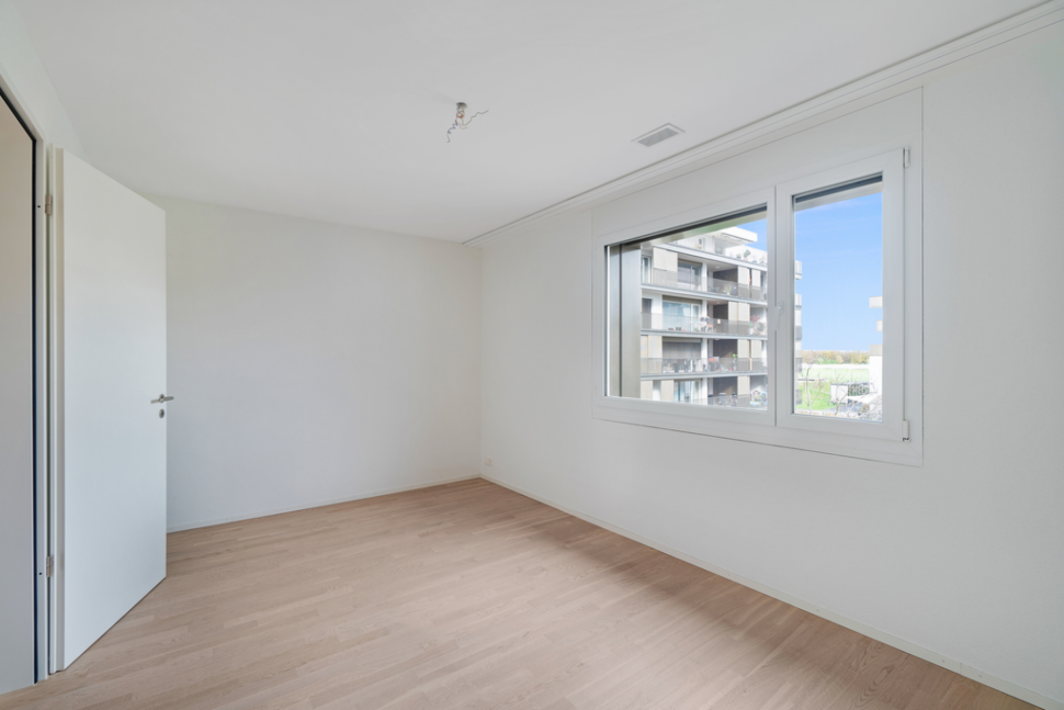 Leerer heller Raum mit Fenster