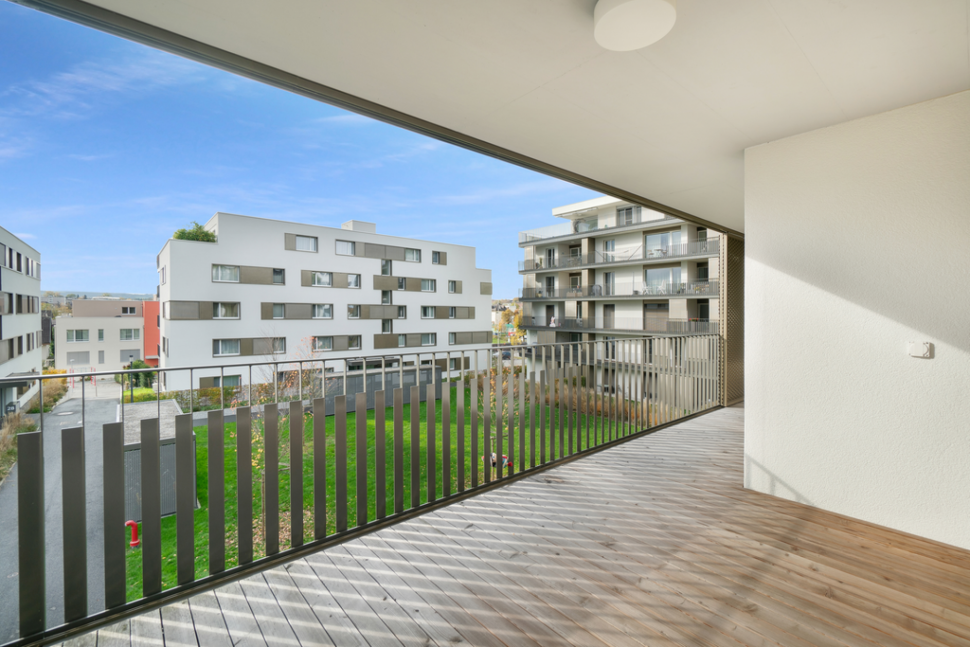 Balkon mit Blick auf moderne Wohngebäude