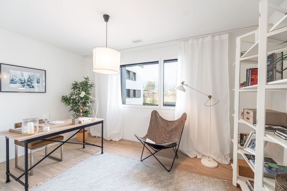 Helles Arbeitszimmer mit Staging-Möbeln