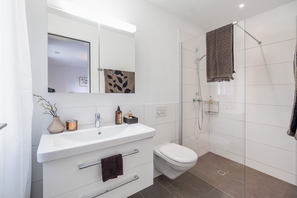 Modernes Gäste-WC mit Dusche