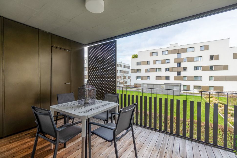 Überdachter Balkon mit Sitzgruppe