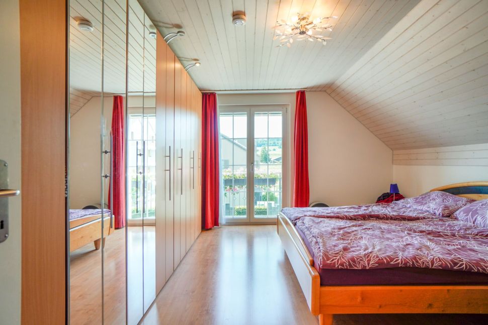 Dachgeschoss-Schlafzimmer mit Balkonzugang