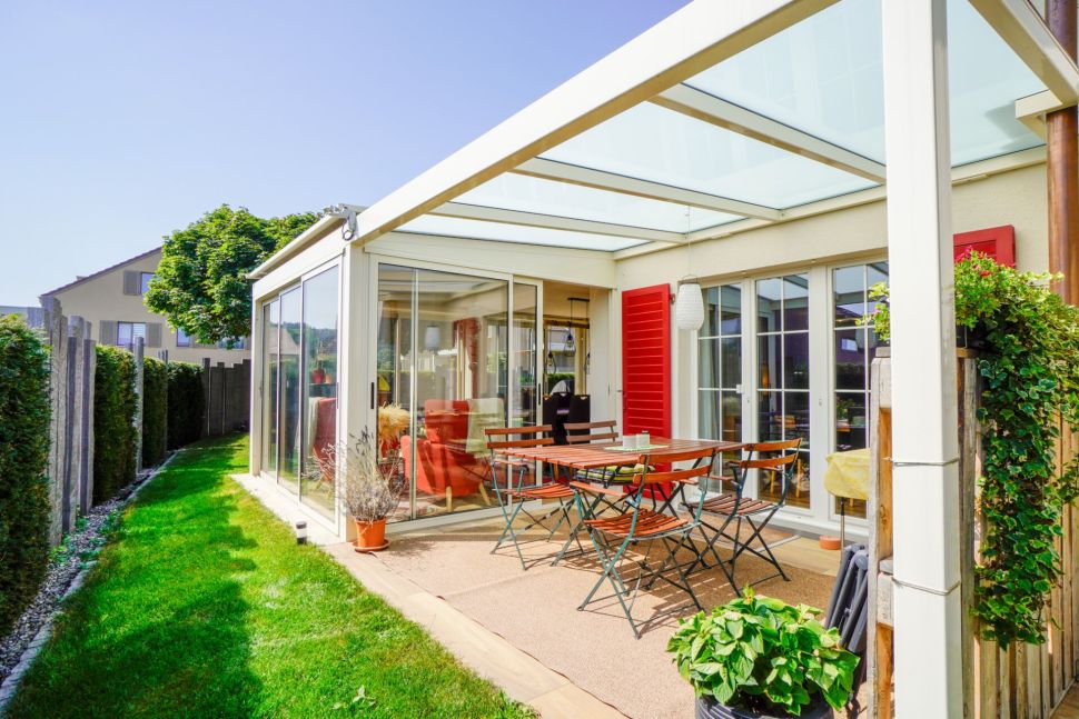Überdachte Terrasse mit Gartenblick