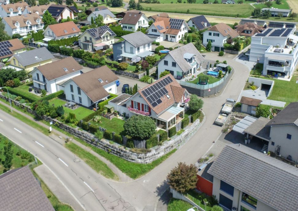 Luftaufnahme eines Wohngebiets mit Einfamilienhäusern
