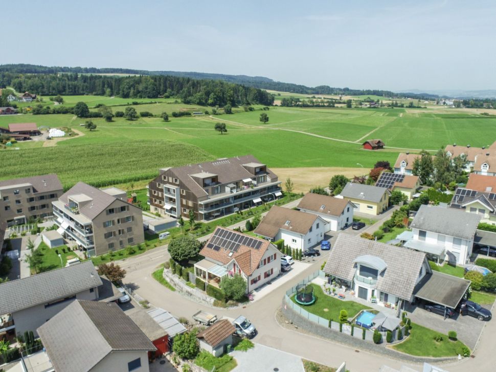 Luftaufnahme eines Wohngebiets mit Landschaftsblick