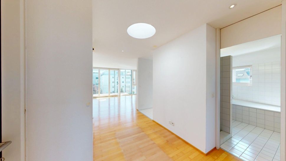 Heller Flur mit Zugang zu Wohnbereich und Bad